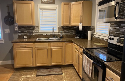 Corinth Casa | Lakehouse Hot tub & pool near Ark Encounter