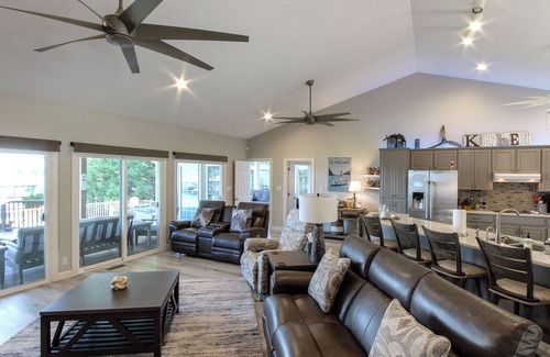 Cross Hill Casa | Lakehouse Landing - Hot tub + Outdoor Kitchen + Stunning sunsets