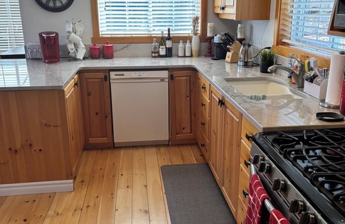 L'Amable Cabaña | Lakehouse on beautiful Tait Lake in the wonderful town of Bancroft.