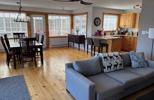 L'Amable Cabaña | Lakehouse on beautiful Tait Lake in the wonderful town of Bancroft.