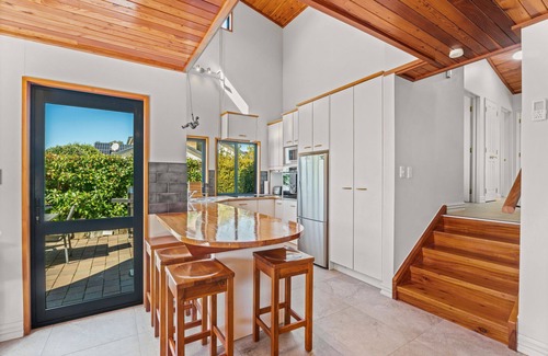 Wanaka Casa | Lakehouse Retreat - Wanaka Holiday Home