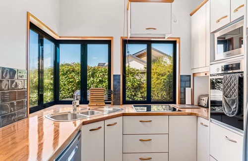 Wanaka Casa | Lakehouse Retreat - Wanaka Holiday Home