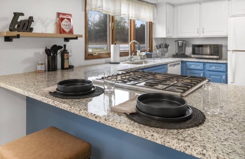 Lansing Apartamento | Lakehouse w/ Massive Yard & Fire Pit | Dog-friendly | Ithaca | Ridge Retreat #1