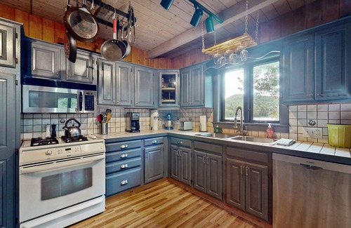 Eden Casa | Lakehouse, waterfront, dock, kayaks, wifi, grill, outdoor dining, ping-pong, w/d