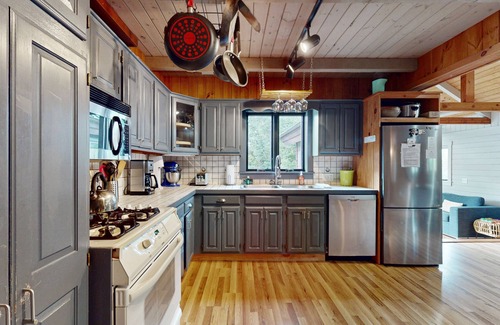 Eden Casa | Lakehouse, waterfront, dock, kayaks, wifi, grill, outdoor dining, ping-pong, w/d
