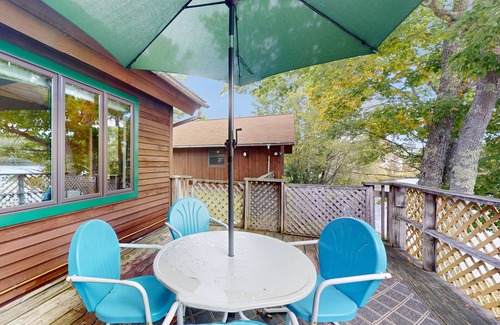 Eden Casa | Lakehouse, waterfront, dock, kayaks, wifi, grill, outdoor dining, ping-pong, w/d
