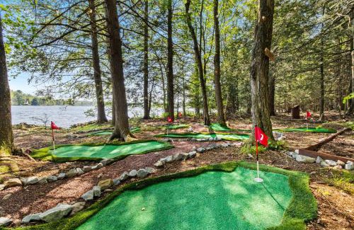 Pocono Summit Chalet De Esquí | Lakehouse with Boats, MiniGolf, Sauna, HotTub, Swings and Playground!