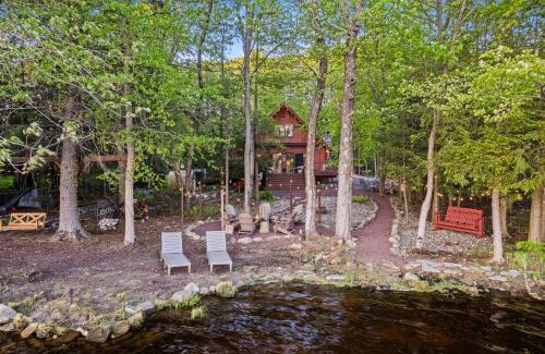 Pocono Summit Chalet De Esquí | Lakehouse with Boats, MiniGolf, Sauna, HotTub, Swings and Playground!