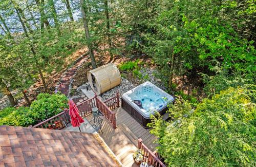 Pocono Summit Chalet De Esquí | Lakehouse with Boats, MiniGolf, Sauna, HotTub, Swings and Playground!
