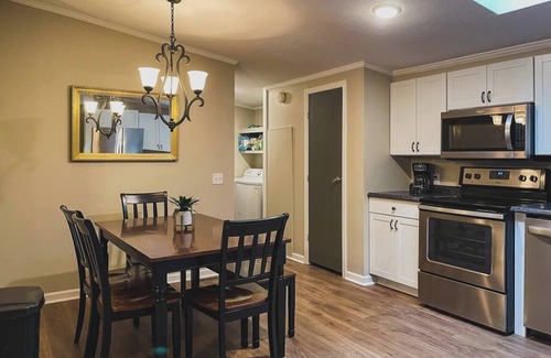 Brookport Casa | Lakehouse with Hot Tub - Near Shawnee Forest
