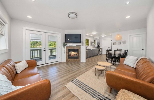 South Colby Casa | Lakehouse With Hot Tub, Covered Patio, Outdoor Fire-pit and BBQ