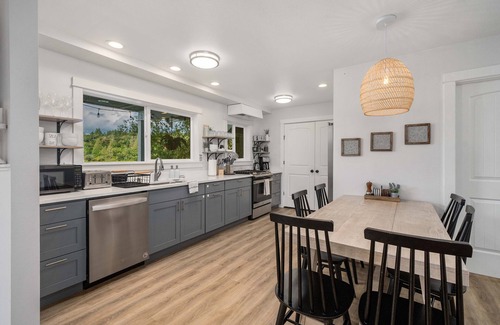 South Colby Casa | Lakehouse With Hot Tub, Covered Patio, Outdoor Fire-pit and BBQ