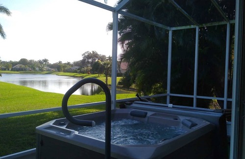Central Naples Villa | Lakehouse with jacuzzi