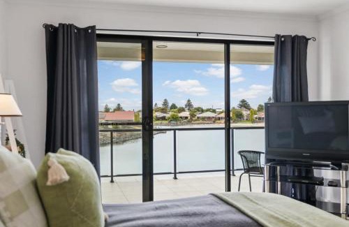 Encounter Bay Casa | Lakehouse28 Waterfront Resort Living Encounter Bay - BYO Linen
