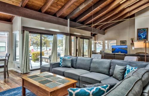 South Lake Tahoe Villa | Lakeland Village 603 Lakeview - See Ski Tahoe-Steps to Lake