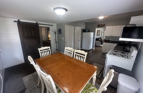 Arnolds Park Casa | LakeLux:FirePit|FamFriendly|Porch|Sleeps10