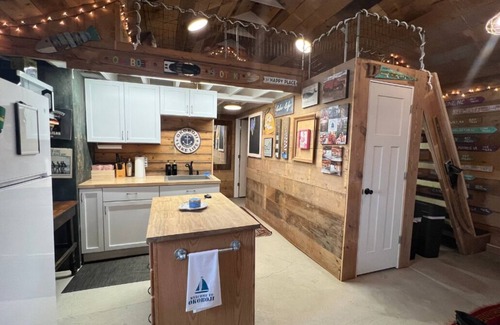 Arnolds Park Casa | LakeLux:FirePit|FamFriendly|Porch|Sleeps10