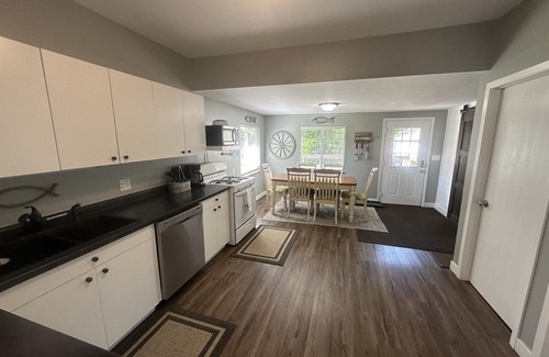 Arnolds Park Casa | LakeLux:FirePit|FamFriendly|Porch|Sleeps10