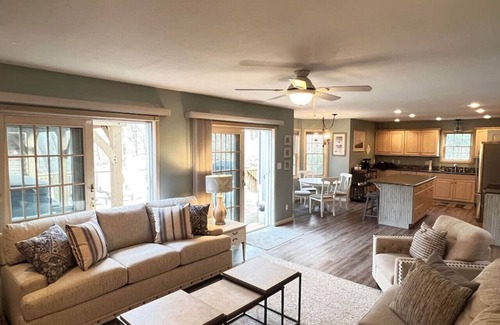 Coloma Casa | LakePath Beach House - walk to beach, hot tub, pets