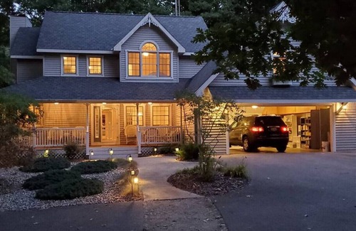 Coloma Casa | LakePath Beach House - walk to beach, hot tub, pets