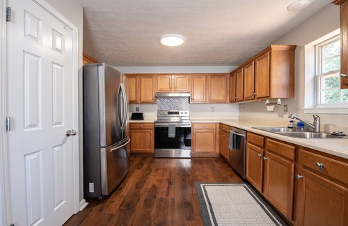 Emerson Casa | LakePoint Getaway - Spacious home w/ King Bed, 1 mile from LakePoint Sports
