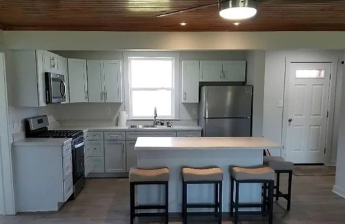 Madison-on-the-Lake Cabaña | LakePointe Shores #9 Tranquil 3 bedroom cottage, enchanting Madison on the Lake