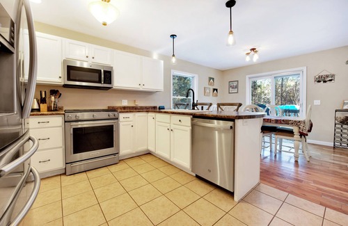 Williamsville Casa | Lakes and Hiking Summertime - Spacious 4-bedroom Pet Friendly Home