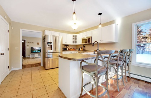 Williamsville Casa | Lakes and Hiking Summertime - Spacious 4-bedroom Pet Friendly Home