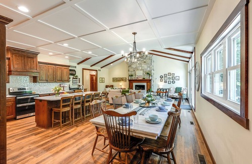 Sandyville Cabina | Lakes, Waterfall, Basketball Court: Family Getaway 5-7 bedrooms