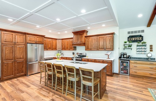 Sandyville Cabina | Lakes, Waterfall, Basketball Court: Family Getaway 5-7 bedrooms