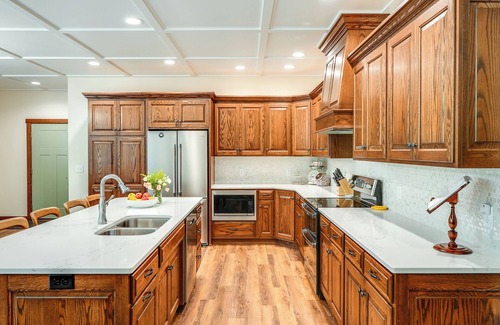 Sandyville Cabina | Lakes, Waterfall, Basketball Court: Family Getaway 5-7 bedrooms