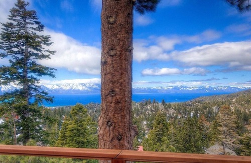 Tahoe Village Condominio | Lakescape 3 Bedroom Condo by RedAwning