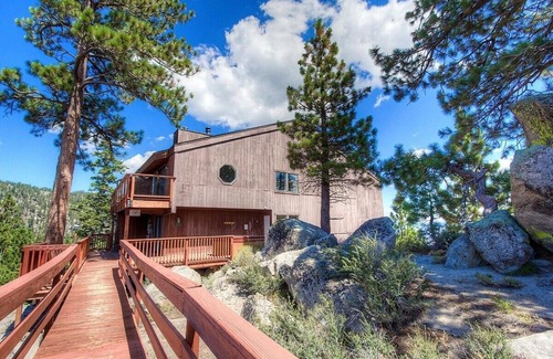 Tahoe Village Condominio | Lakescape 3 Bedroom Condo by RedAwning