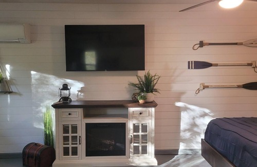 Lynn Cabina | Lakeshore Cottage Lake Lanier | Privacy, Free Wifi