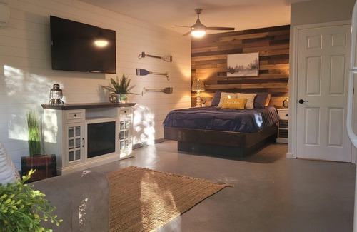 Lynn Cabina | Lakeshore Cottage Lake Lanier | Privacy, Free Wifi