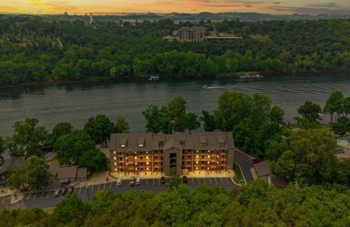 Branson Casa | Lakeshore Getaway