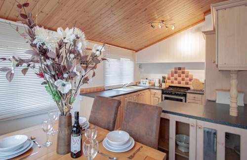 Troutbeck Bridge Cabina | Lakeside 1 Lodge - a holiday lodge that sleeps 4 guests in 2 bedrooms
