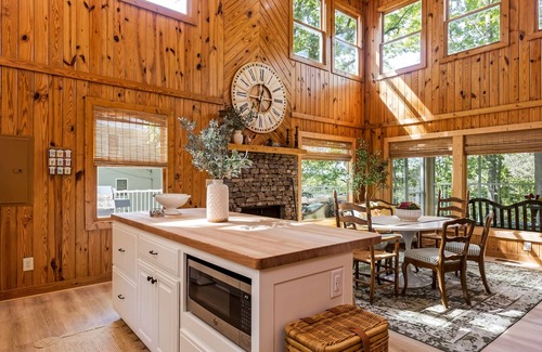 Silver Point Casa | Lakeside 3 BR Retreat - Huge Decks, 1 mile from Hurricane Marina & Beach