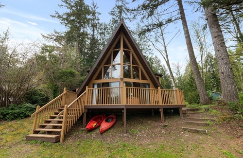 Burley Casa | Lakeside A-frame for families, grannies and new kayakers