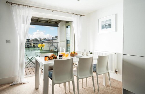 Cirencester Apartamento | Lakeside apartment with spa access on a nature reserve Hazy Blue HM86
