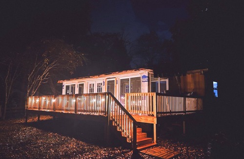 Burlington Cabaña | Lakeside Artist Retreat minutes from Elon U, Gboro & RDU! Pvt beach, deck & more