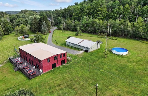 Liberty Complejo | Lakeside Barn Estate- 3 Cozy Homes+Pool+Hot Tub!