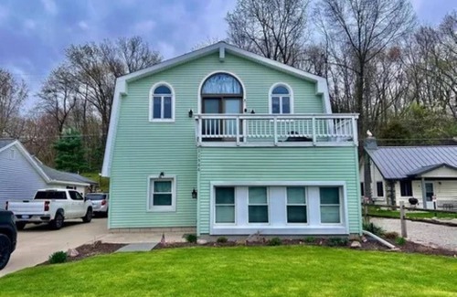 Sand Creek Casa | Lakeside Beach Getaway with A Gorgeous Kitchen & Dining Room with Room for 10.
