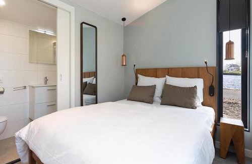 Delfstrahuizen Casa | Lakeside Bliss in Friesland