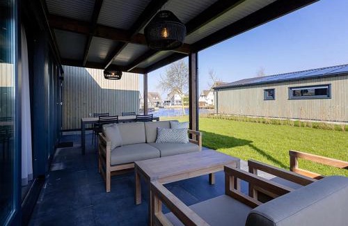 Delfstrahuizen Casa | Lakeside Bliss in Friesland