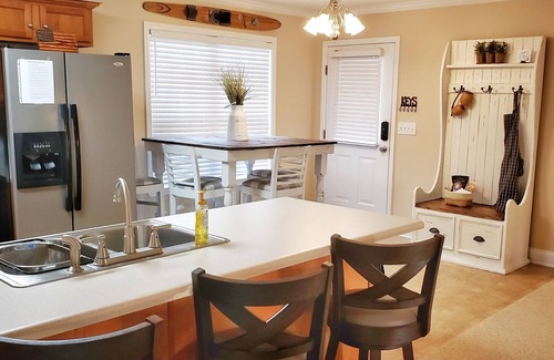 Eatonton Casa | ACOGED LAKEFRONT CASA CON 3 CAMAS KING, SMART TVS EN TODAS LAS HABITACIONES, AMENITIES GALO