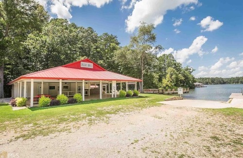 Eatonton Casa | ACOGED LAKEFRONT CASA CON 3 CAMAS KING, SMART TVS EN TODAS LAS HABITACIONES, AMENITIES GALO