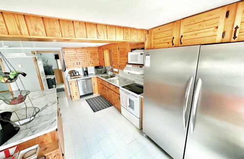 L'Amable Cabaña | Lakeside Bliss Tait Lake – Cozy 3 Bed Cottage with Hot Tub & Private Waterfront!