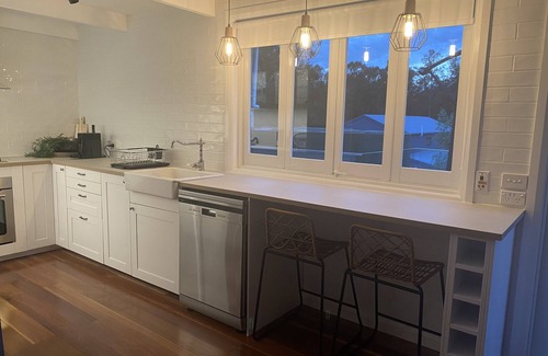 Coomba Park Casa | Lakeside Boathouse - Stylish 2 bedroom 2 bathroom Lakeside Cottage sleeps 6