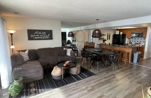Kimberling City Condominio | Lakeside Boho Bungalow on Table Rock Lake